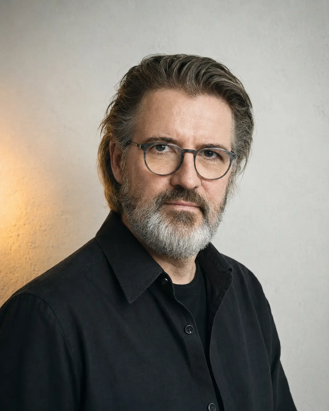 Portrait éditorial de synthèse représentant Olafur Eliasson — non documentaire