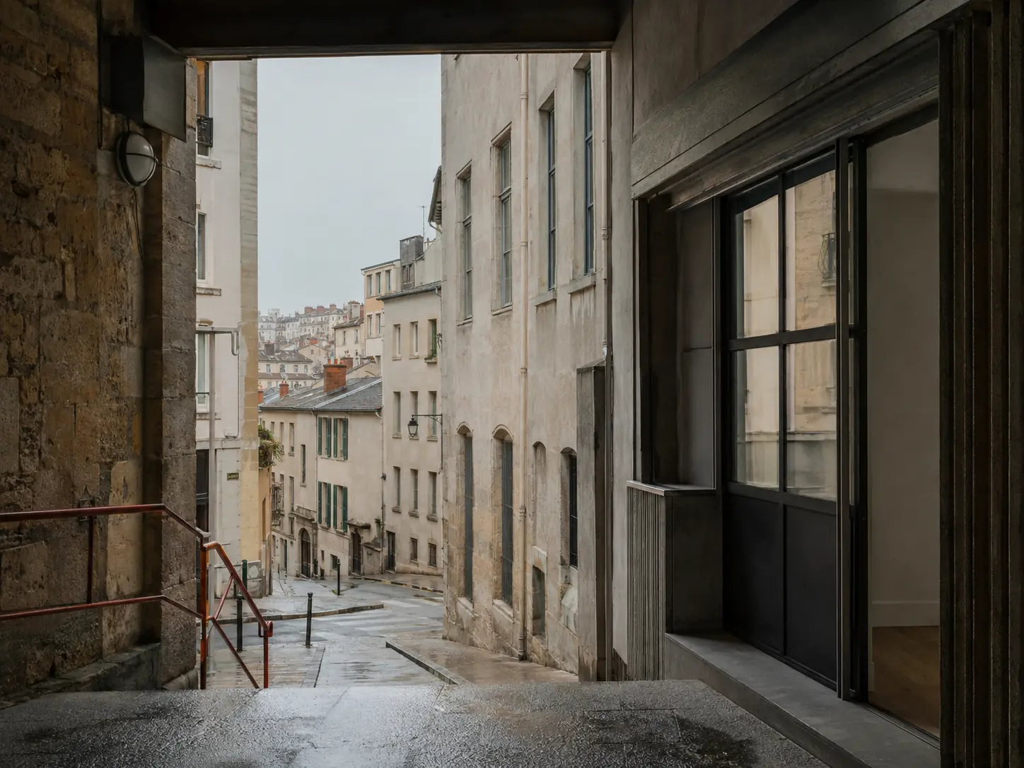 Évocation photographique éditoriale de Lyon et de sa scène artistique.