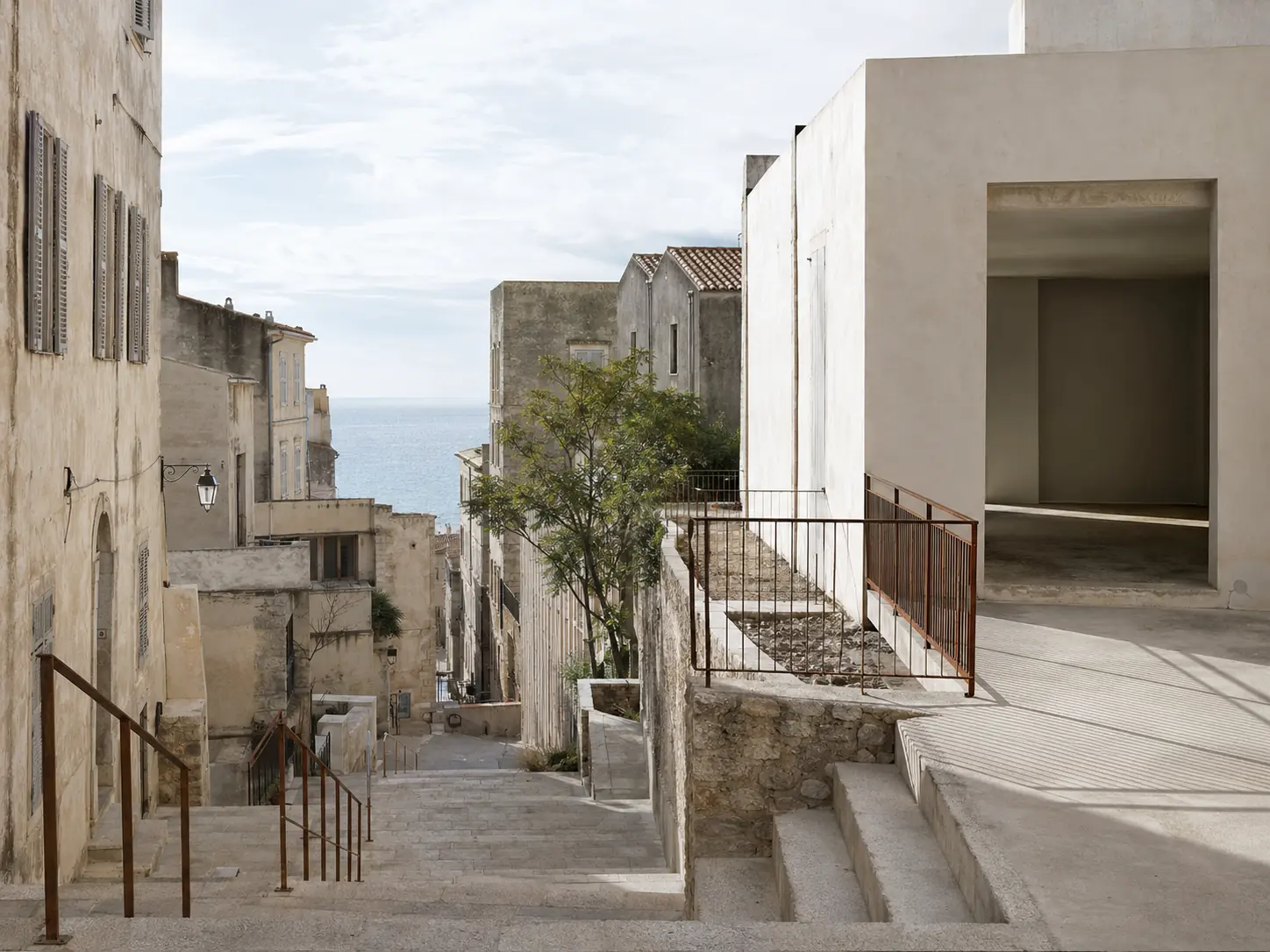Évocation photographique éditoriale de Marseille et de son architecture contemporaine.
