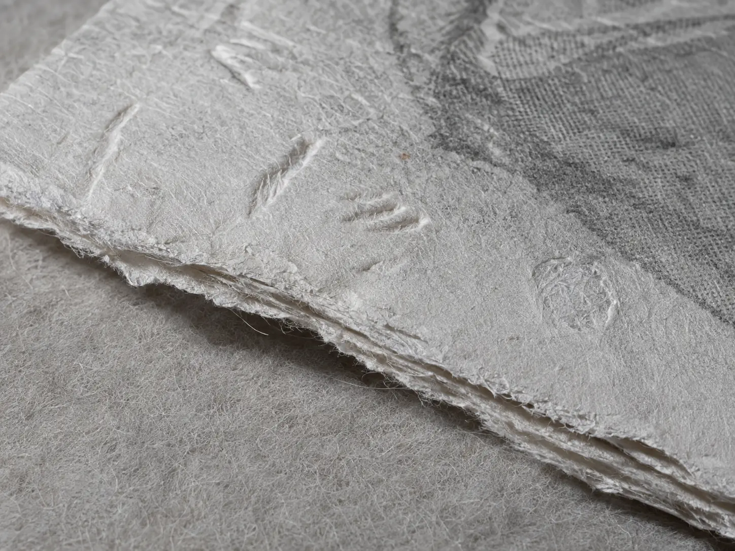 Macrophotographie éditoriale originale de fibres de papier, d’encre et d’empreintes