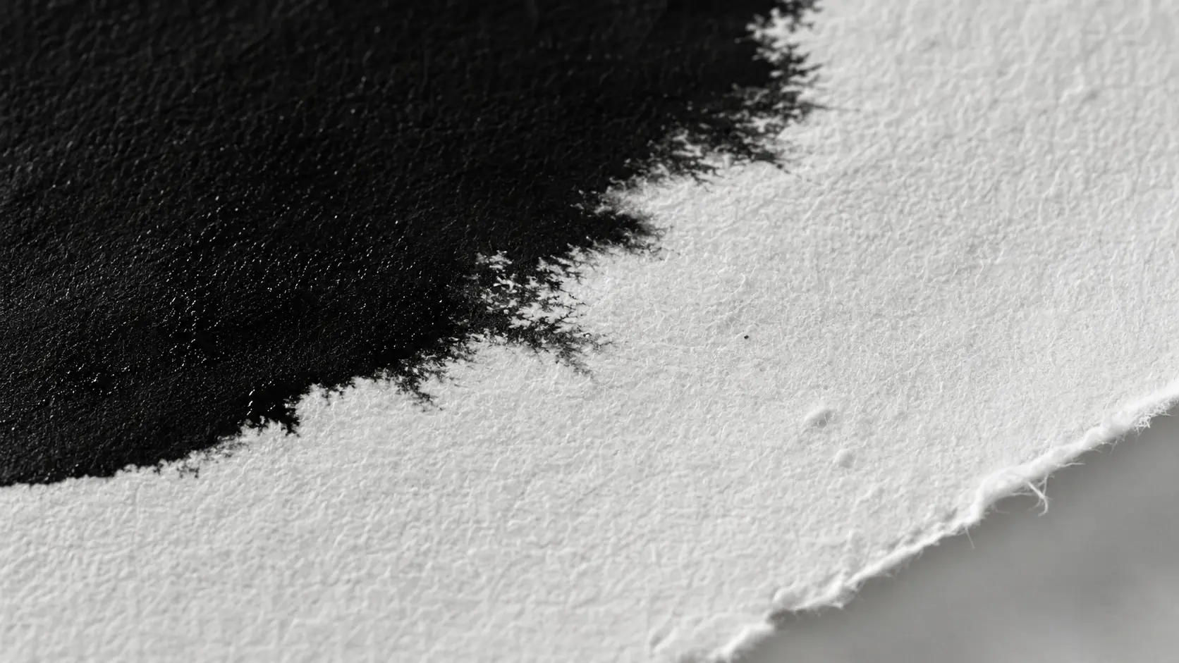 Composition éditoriale originale d’encre noire sur papier fibreux